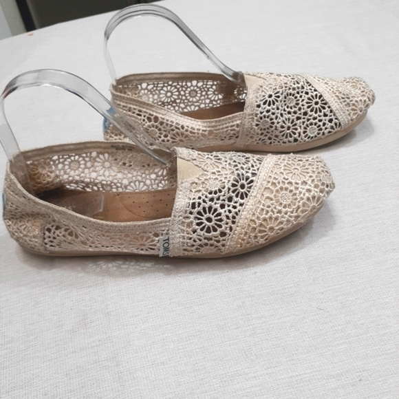Toms lacy Crocheted flats slip on size 8 off white floral  coastal cowgirl style - Picture 1 of 10